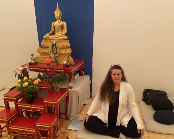 Michaela Berger Michaela Berger neben dem Altar in der Theravada Schule Wien, Fleischmarkt